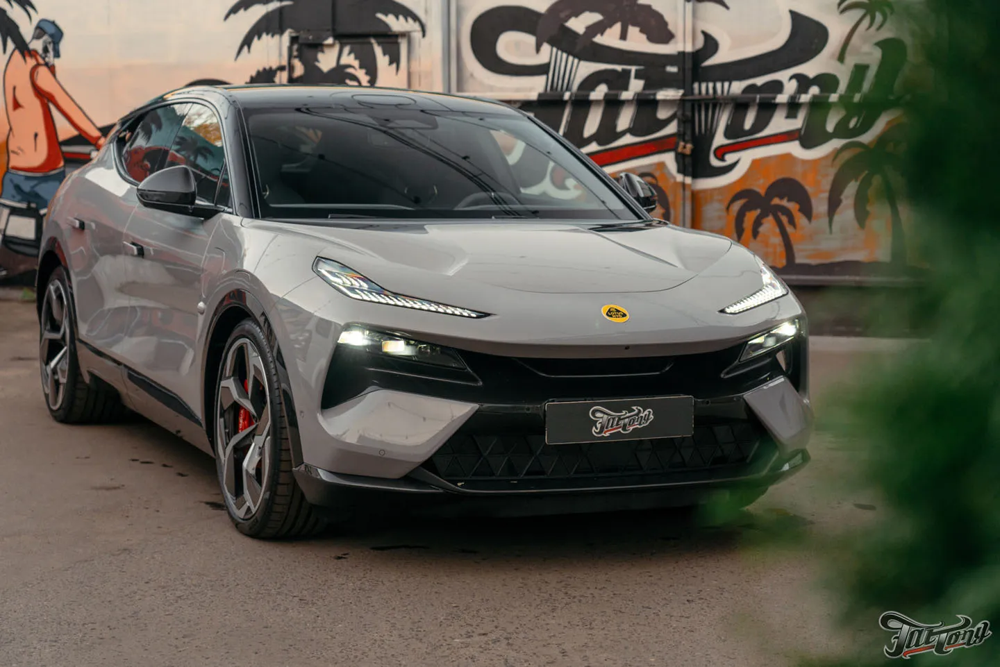 Обзор нового электрокроссовера Lotus Eletre R+, окрас бамперов и оклейка полиуретаном